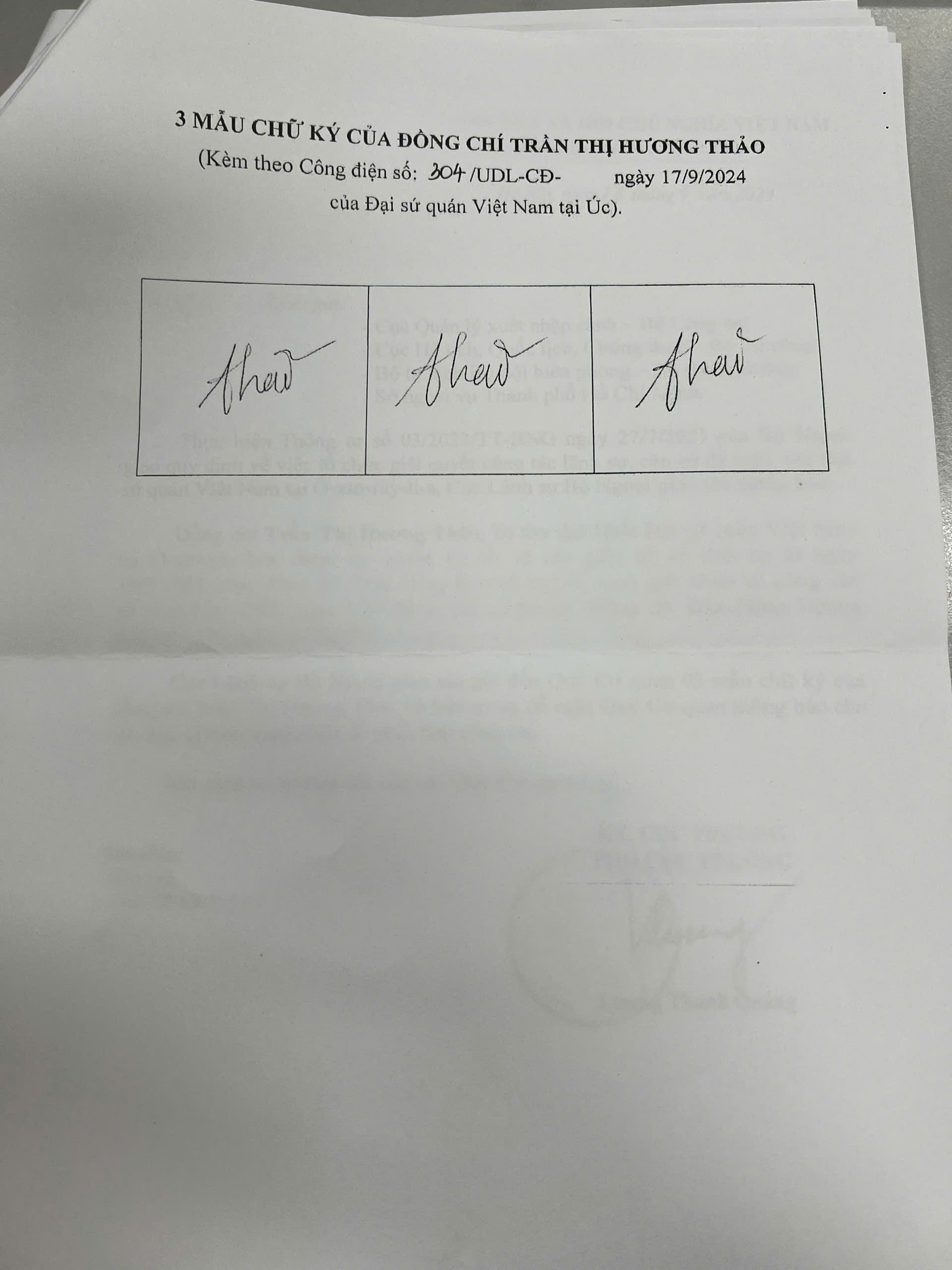 Thông báo chữ ký lãnh sự của đồng chí Trần Thị Hương Thảo, Bí thư thứ Nhất Đại sứ quán Việt Nam tại Ô-xtơ-rây-li-a